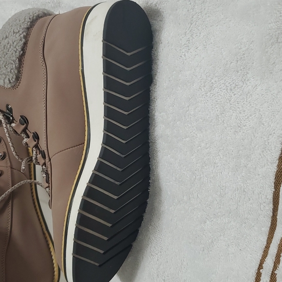 Shoe - Picture 4 of 5